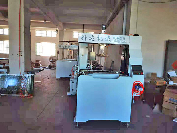 自動調(diào)模成型機應該如何操作？